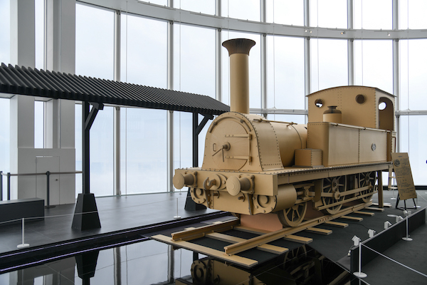 天空駅と「巨大１号蒸気機関車」の実物大ダンボール模型