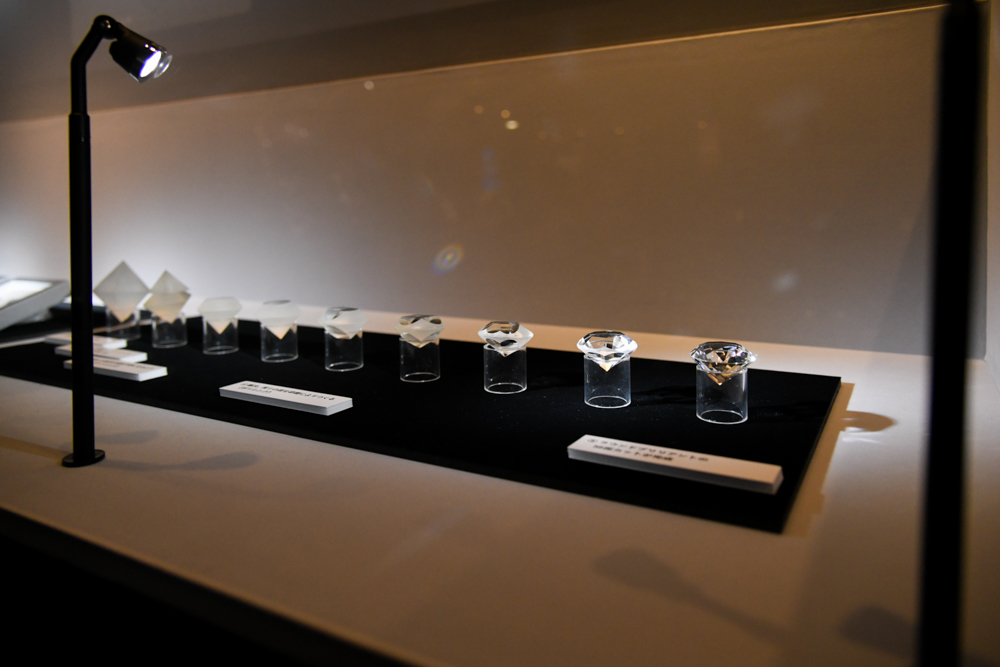 「ブリリアントカットの工程見本」の展示