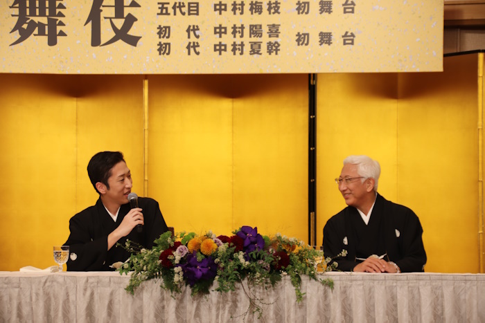 （右から）中村時蔵、中村梅枝