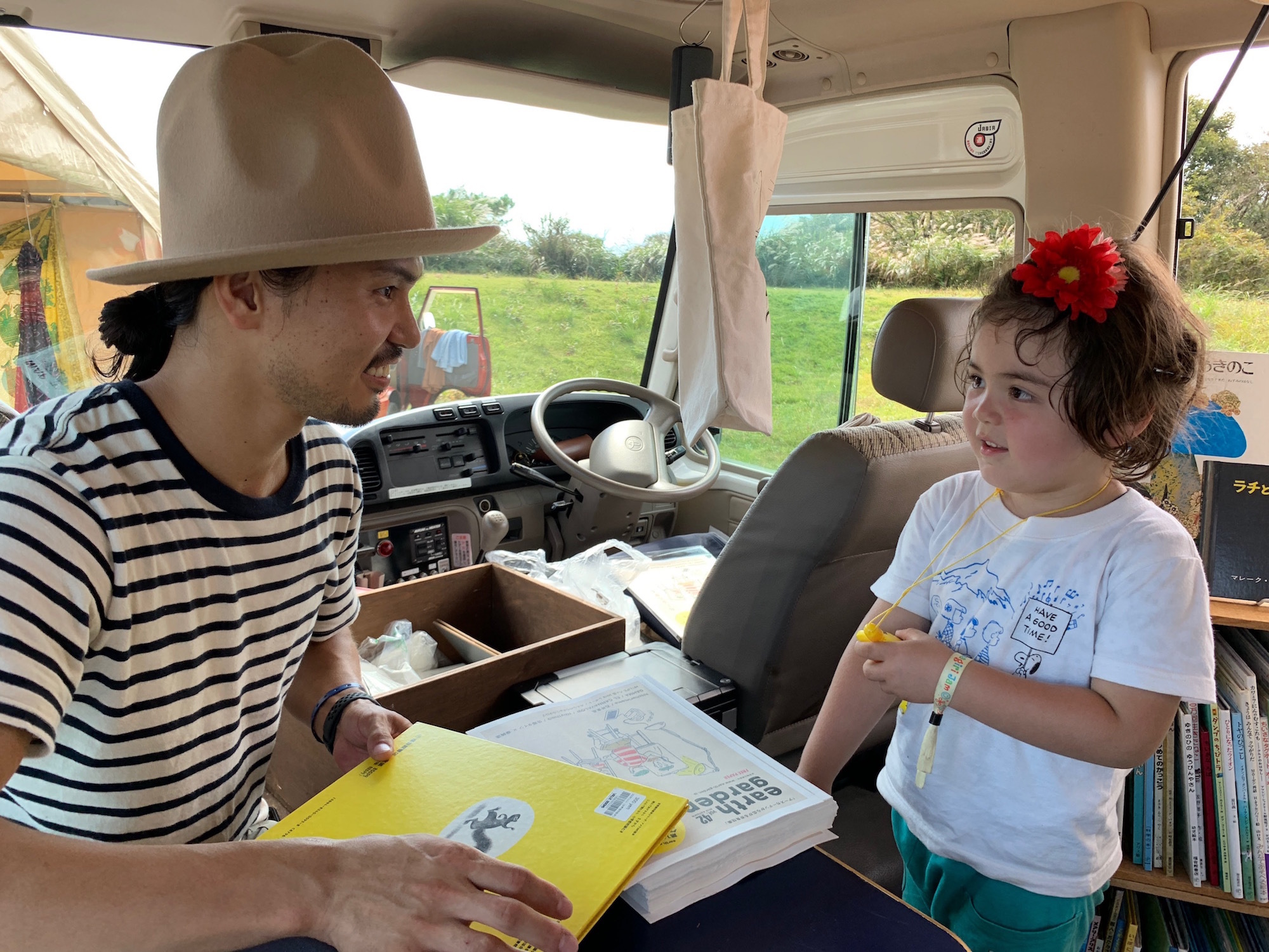 BOOK BUSのお兄さんと絵本について語る３歳児。　撮影＝早乙女ゆうこ