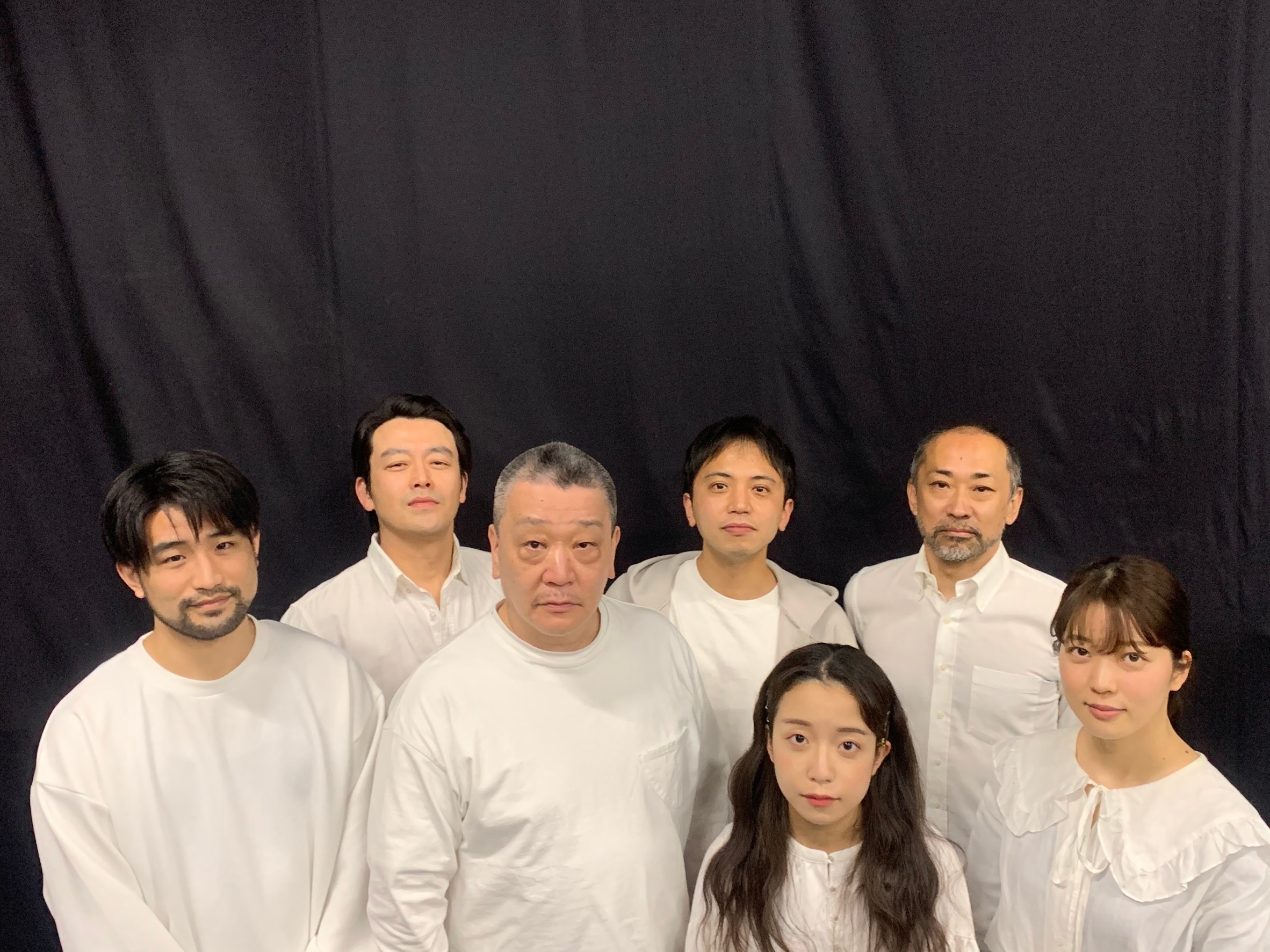 演劇集団円公演『ピローマン』（マーティン・マクドナー作、寺十吾演出）出演者の集合写真。