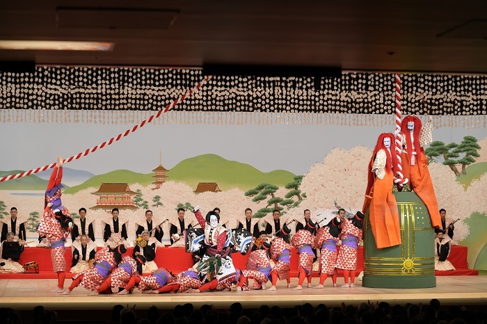 昼の部『京鹿子娘二人道成寺』（左より）大館左馬五郎=市川團十郎白猿、白拍子花子=中村勘九郎、白拍子花子=尾上菊之助 ／(C)松竹
