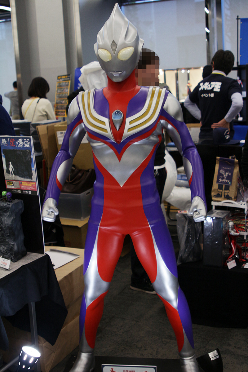 巨大な「ウルトラマンティガ」