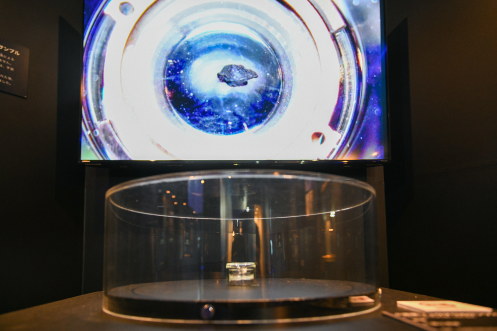 「小惑星リュウグウのサンプル」（所蔵：宇宙航空研究開発機構）