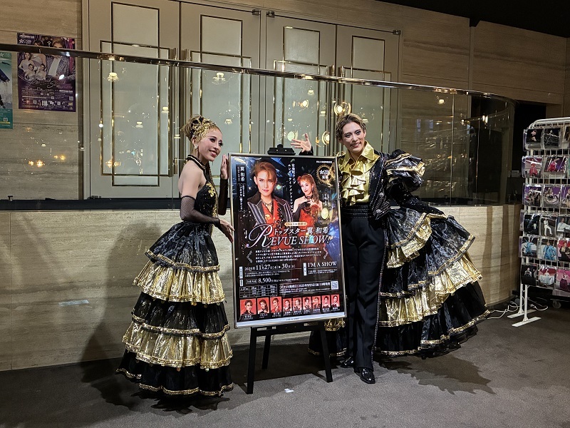 （右から）トップスター翼和希、娘役トップスター千咲えみ                         (C)OSK日本歌劇団