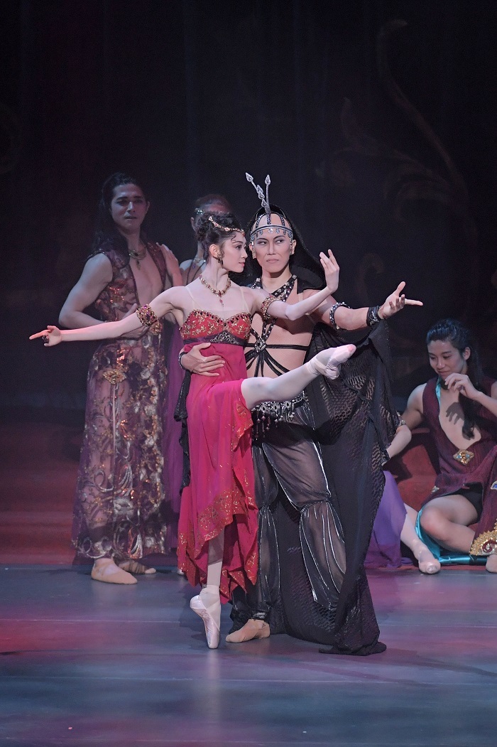 新国立劇場バレエ団『ホフマン物語』舞台写真　　第3幕  　　　　　撮影：鹿摩隆司