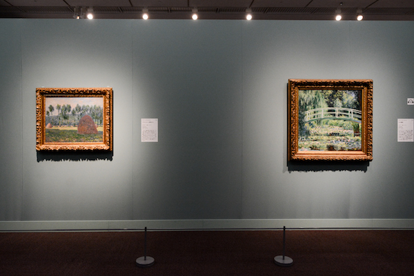 右／クロード・モネ《白い睡蓮》1899年　左／クロード・モネ《ジヴェルニーの積みわら》1884-1899年 (C)The Pushkin State Museum of Fine Arts, Moscow.