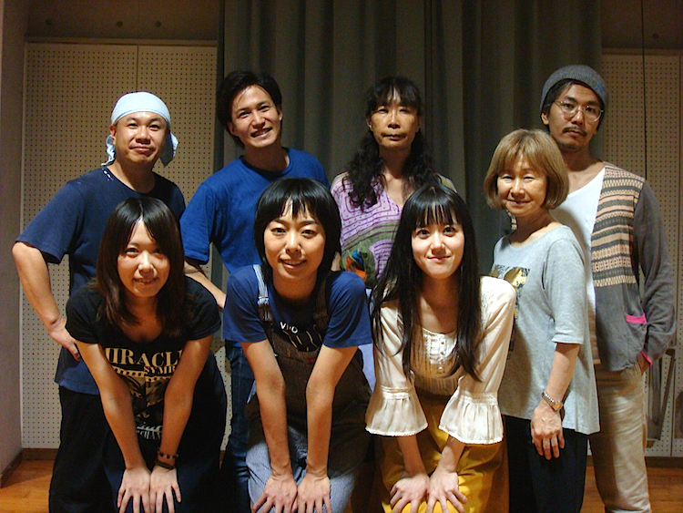  前列左から・まとい、岡本理沙、伊藤文乃、うえだしおみ　後列左から・二宮信也、青木謙樹、中島由紀子、作・演出の渡山博崇
