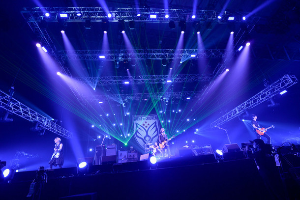 「BUMP OF CHICKEN結成20周年記念Special Live『20』」の様子。（撮影：古渓一道）