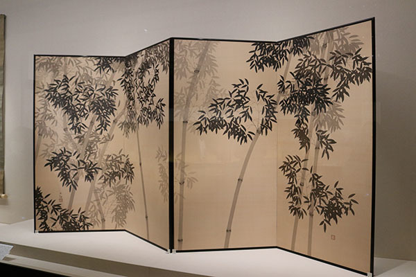 横山大観《竹》1918（大正7）年。本作も裏箔を用いた一作。光に包まれた竹林を幻想的に表現している