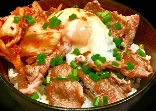 3月21日に出店するキッチンカー「焼肉大黒天」の「温玉牛カルキムチ丼」