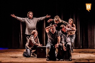 絹川が所属する国際インプログループ「Orcas Island Project」による即興演劇の舞台写真（イタリア）