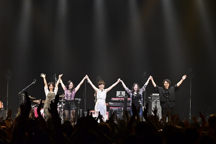 岸谷香、デビュー40周年ツアーがZepp DiverCityで閉幕 自身の
