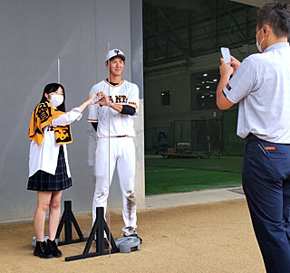 選手と一緒に写真撮影！「ヤングGショット」