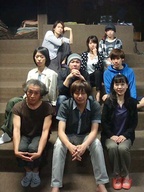 前列左から・いちじくじゅん、作・演出の刈馬カオス、咲田とばこ　中列左から・岡本理沙、二宮信也、中村猿人　後列左から・カズ祥、元山未奈美、まどかリンダ