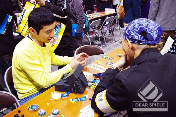 作者の濱田氏によるインストを受けるボードゲームジャーナリスト小野氏 (c)DEAR SPIELE