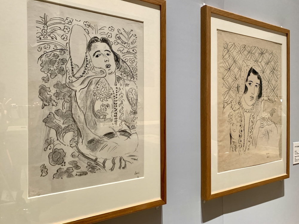 左：アンリ・マティス《アラベスク》1924年、右：《アフリカのタパの前の人物》1929年 ニース市マティス美術館蔵 (C) Succession H.Matisse