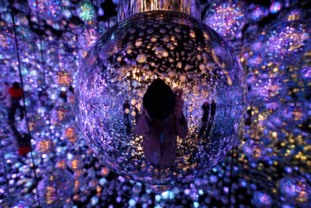 チームラボ《Bubble Universe: 実体光、光のシャボン玉、ぷるんぷるんの光、環境によって生み出される光》