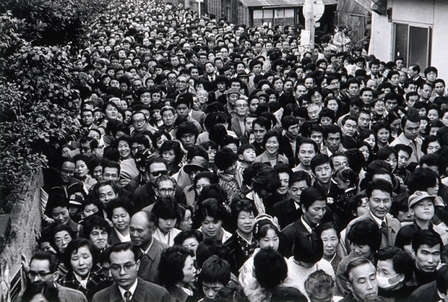 土田ヒロミ 《砂を数える》 1981年 ゼラチン・シルバー・プリント 28.8×42.7cm