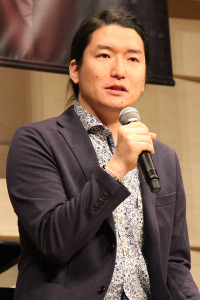 演出の市川洋二郎