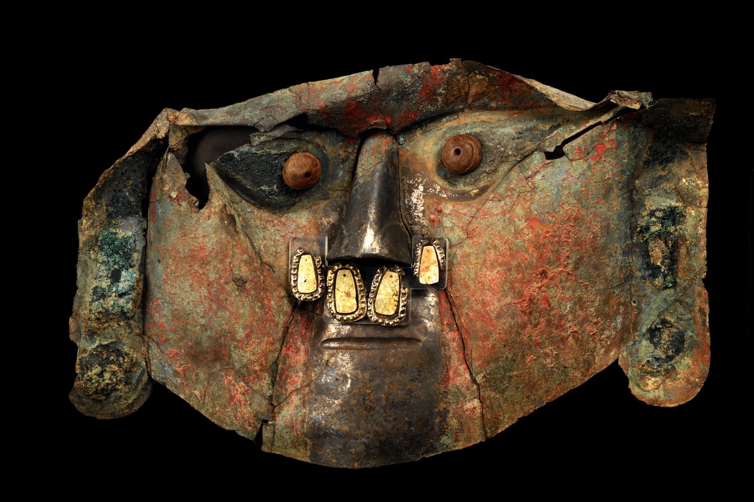 《金の合金製のシカン神の仮面》 シカン文化(紀元800年頃から1375年頃) ペルー文化省・国立シカン博物館所蔵