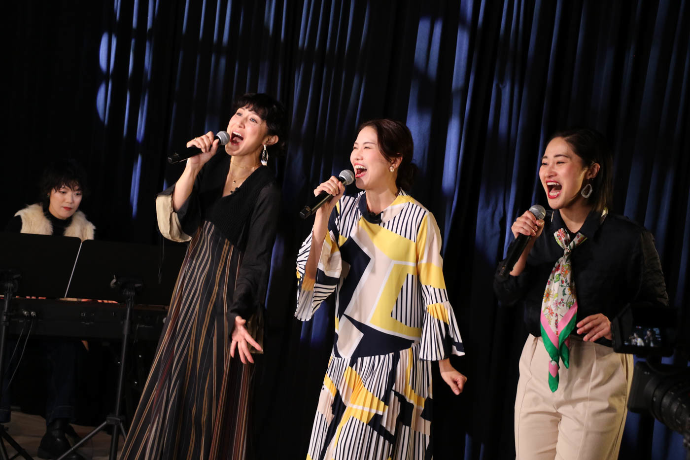 （左から）菅谷詩織（演奏）、福田えり、可知寛子、森加織