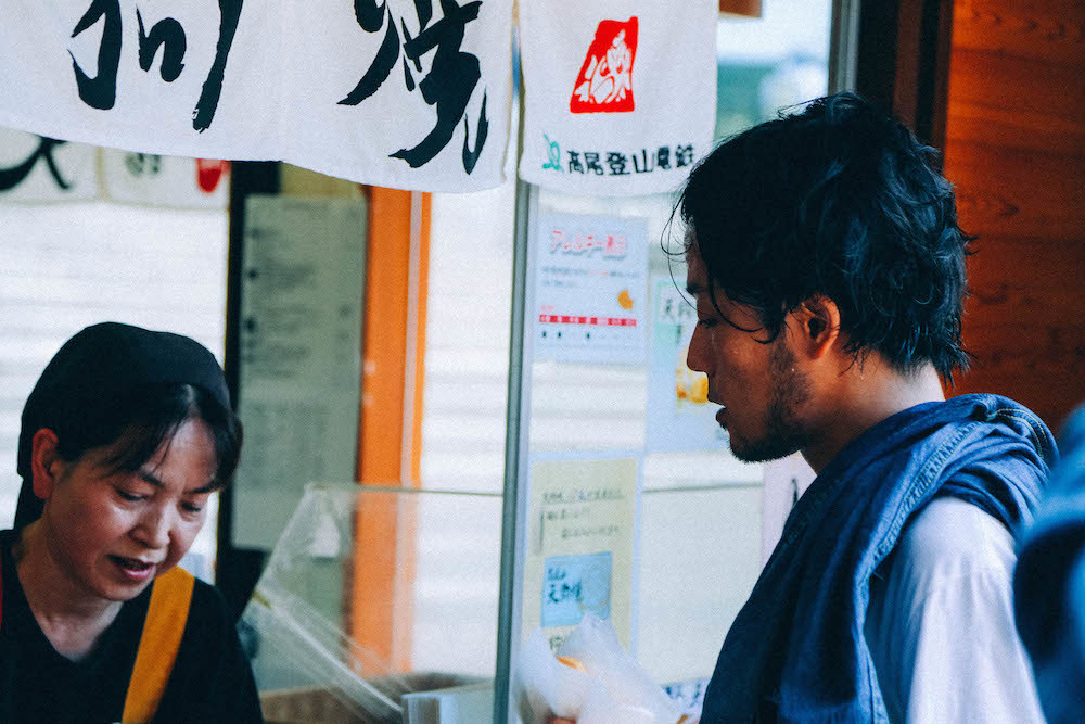 ケーブルカーの駅前には名物・天狗焼のお店が。かなり美味ですのでオススメ