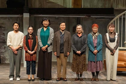 『ザ・ヒューマンズ─人間たち』が開幕　舞台写真＆桑原裕子（演出）、山崎静代、平田満らキャストコメントが公開