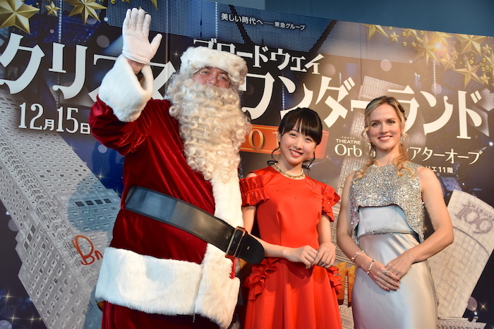 『ブロードウェイ クリスマス・ワンダーランド』のイベントに参加したナタリー・エモンズ、本田望結、サンタ・クロース(右から)