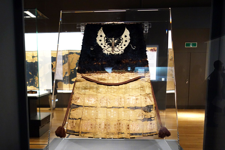 《陣羽織　黒鳥毛揚羽蝶模様》安土桃山時代・16世紀 東京国立博物館(前期展示)