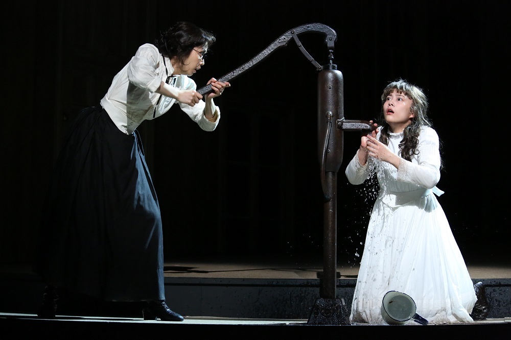 左：木南晴夏、 右：高畑充希 2014年舞台写真より 撮影：田中亜紀