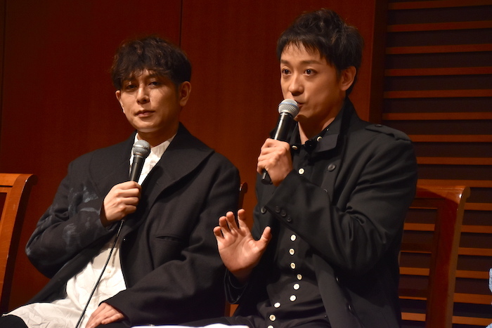 山本耕史と堂珍嘉邦（右から）