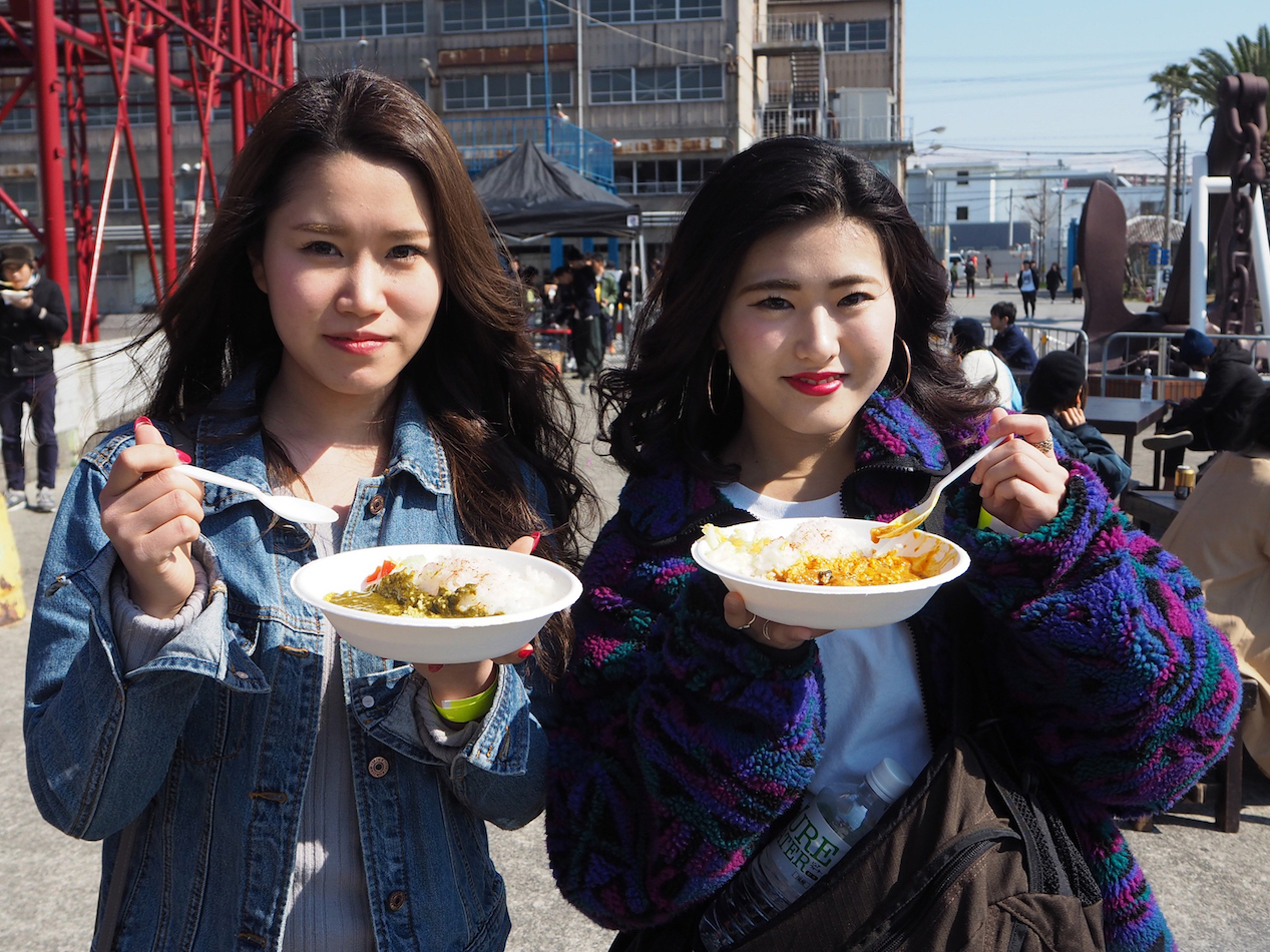 ボタのツナとほうれん草カリー（写真左）とバターチキンカリー（写真右）をゲットした2人　撮影＝senda