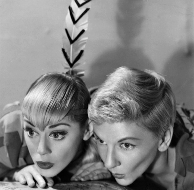 ミュージカル版『ピーターパン』のブロードウェイ初演（1954年）で、タイトル・ロールを演じたメリー・マーティン（右）と、タイガー・リリー役のソンドラ・リー Photo Courtesy of Sondra Lee