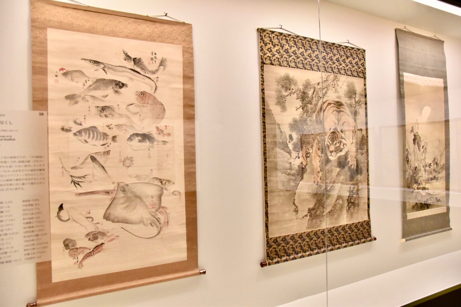 左：森寛斎ほか 《魚介尽くし》 明治5~6年頃（c.1872-73） 東京展：通期展示