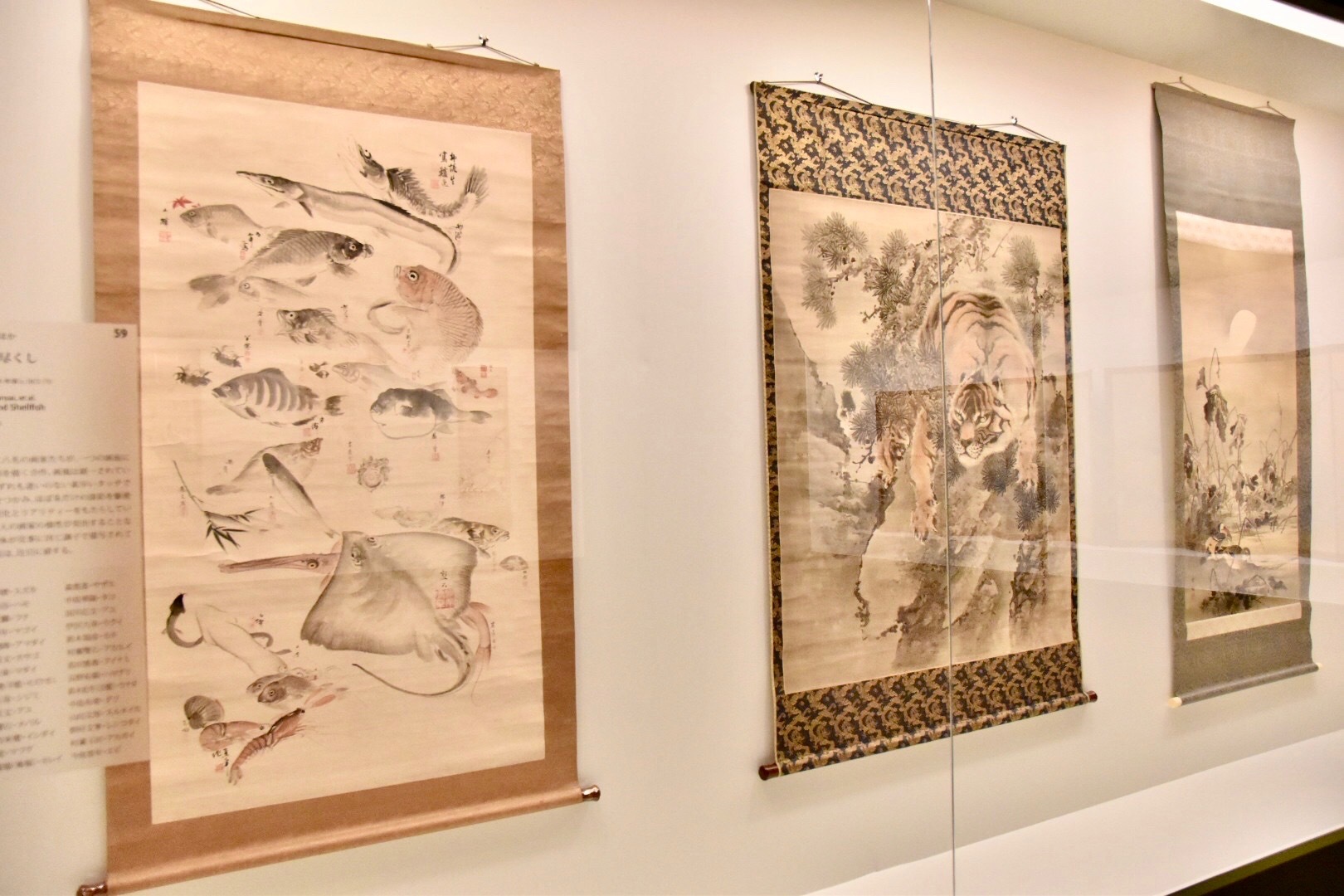 左：森寛斎ほか　《魚介尽くし》　明治5~6年頃（c.1872-73）　東京展：通期展示