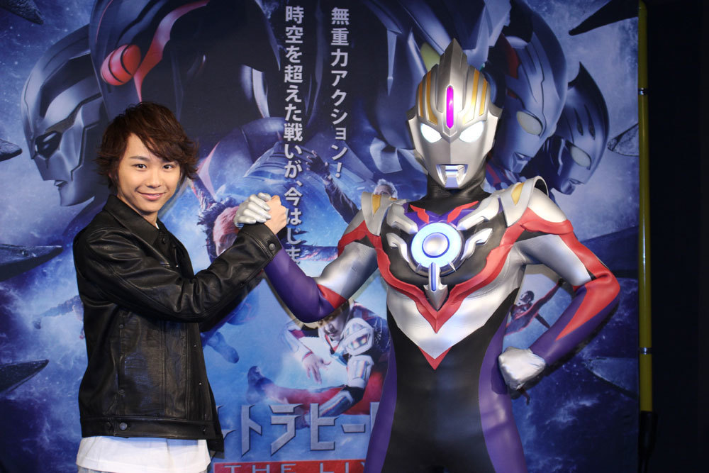 須賀健太がウルトラマンオーブと握手 ウルトラヒーローズ The Live アクロバトル クロニクル 2016 スペシャルトークイベントをレポート Spice エンタメ特化型情報メディア スパイス