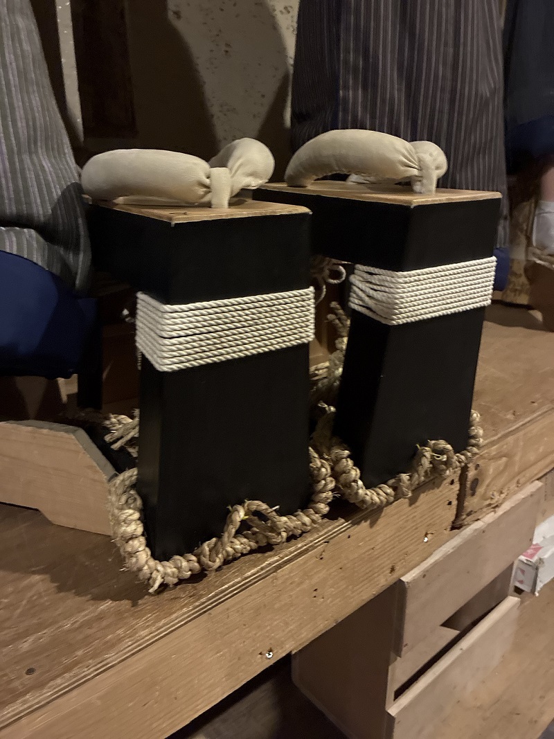 『国性爺合戦』和藤内で主遣いの玉佳さんが履く高下駄。