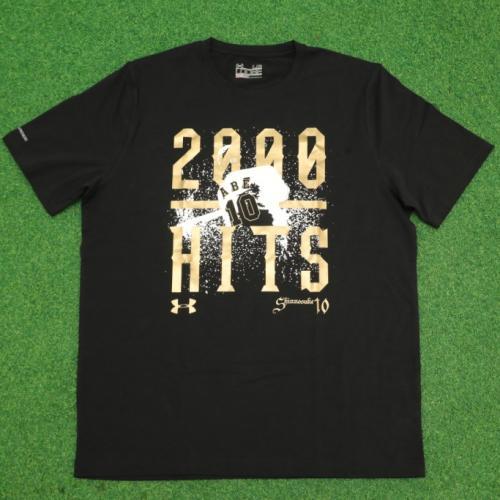 「阿部慎之助2000安打達成記念 UA YG ABE TEE(Gold)」（5,400円）