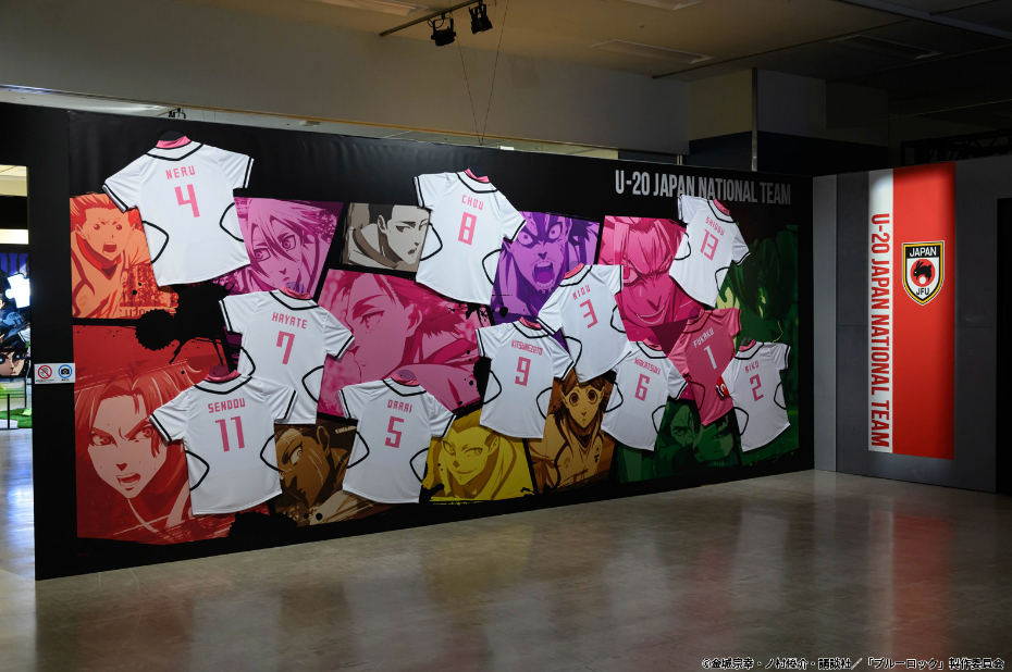 展示エリア　※画像は東京会場　※巡回各会場では展示イラスト等の構成・演出、展示品の数量等が異なる （C）金城宗幸・ノ村優介・講談社／「ブルーロック」製作委員会