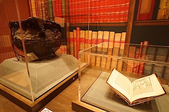 左：『破裂した大鍋』20世紀 魔術・魔法博物館蔵　右：ウルリッヒ・モリト―ル『魔女と女予言者について』ケルン、1489年 大英図書館蔵