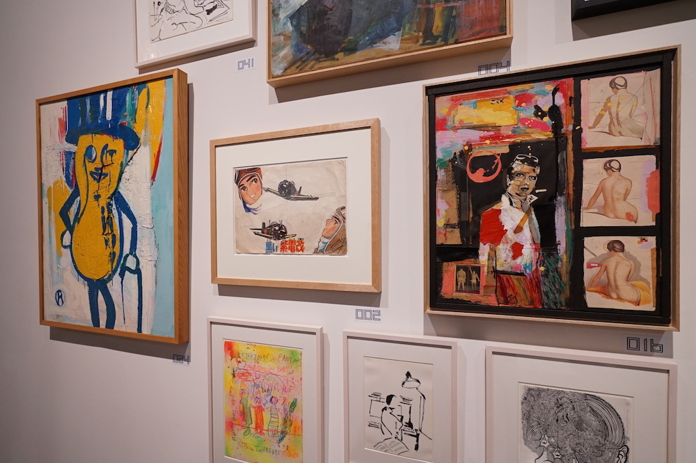 展示風景 左：《ミスター・ピーナッツ》（1978-81年）個人蔵、中央：《「黒い」「紫電改」》（1964年）、右：《武蔵野美術大学芸術学部油絵科卒業制作展の為の自画像》（1980年）