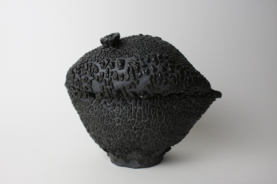 Untitled 2016 ceramic h.16.0 × w.19.0 × d.11.5 cm ©Toshiaki Noda 