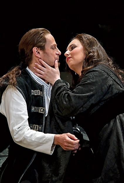 KEENLYSIDE AS MACBETH, MONASTYRSKA AS LADY MACBETH   (C)ROH/Clive Barda, 2011