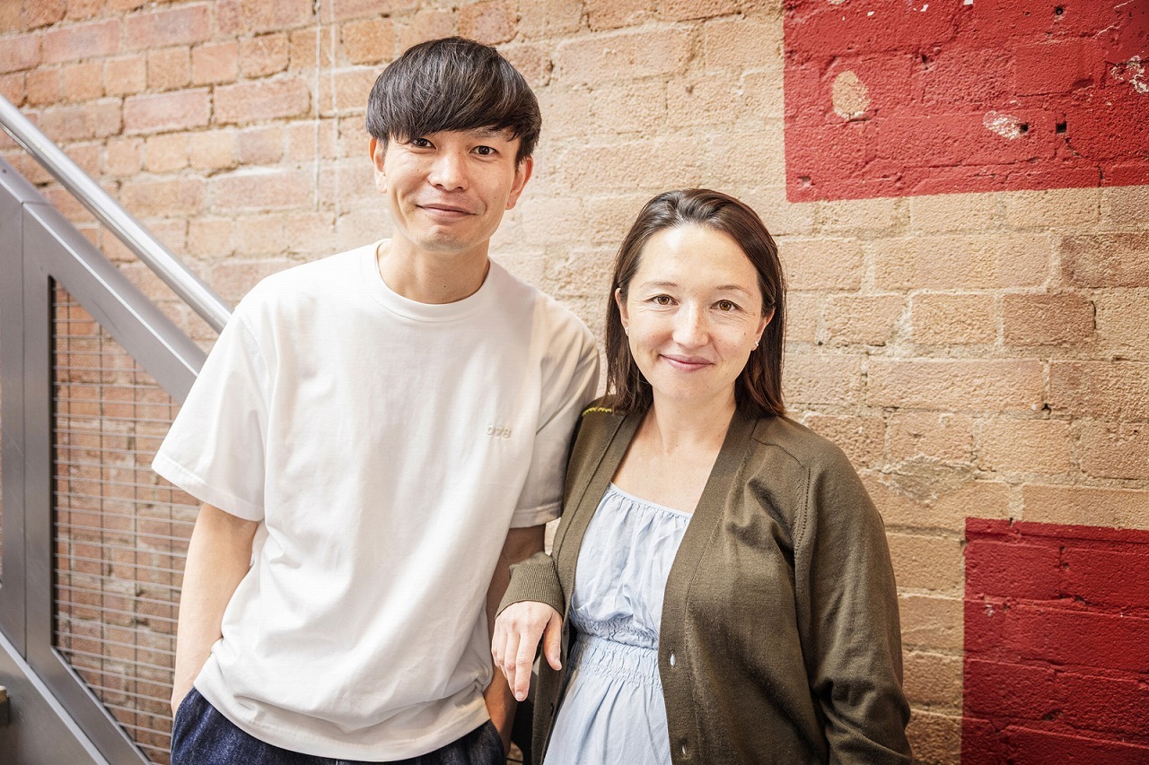 （左から）小沢道成、スーザン・もも子・ヒングリー