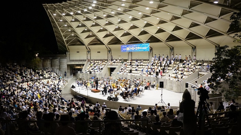 昨年の「星空ファミリーコンサート」（20.8.服部緑地野外音楽堂） 　写真提供：日本センチュリー交響楽団