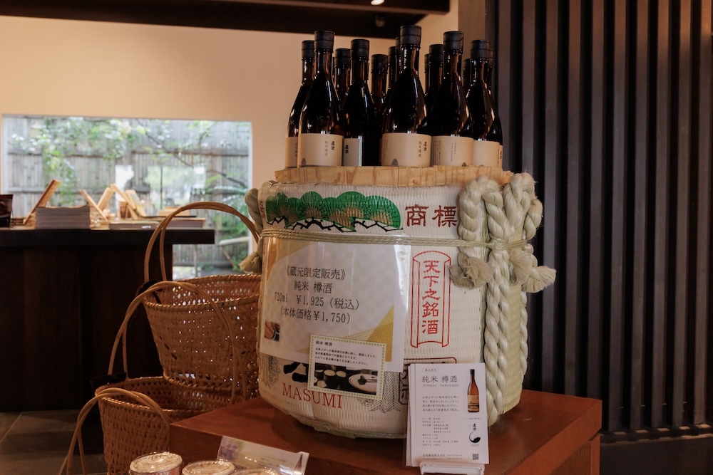 店内にて 撮影：大塚正明