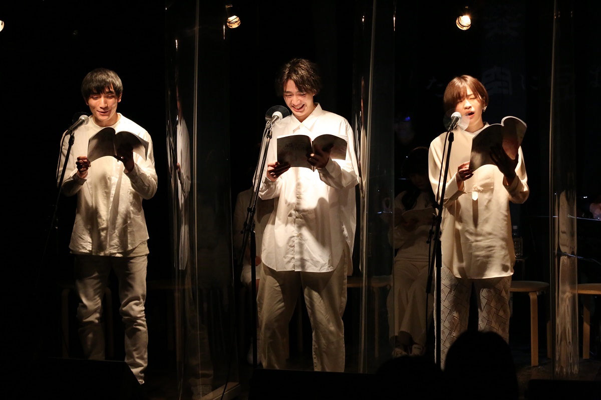 『囁きの花束 2021 -healing reading live-』より 撮影：佐伯敦史