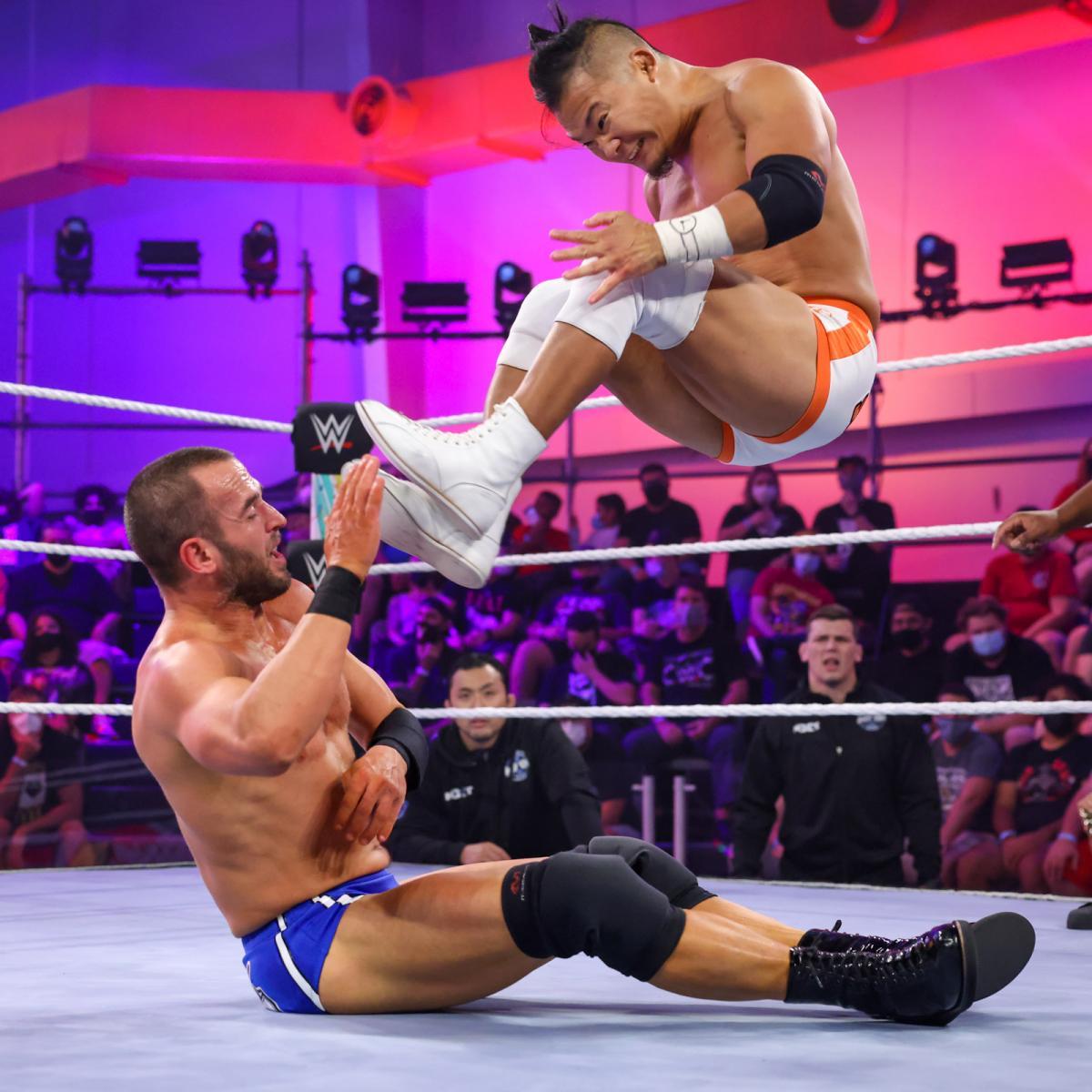 KUSHIDA（右）がドロップキックをストロングに決める (c)2021 WWE, Inc. All Rights Reserved