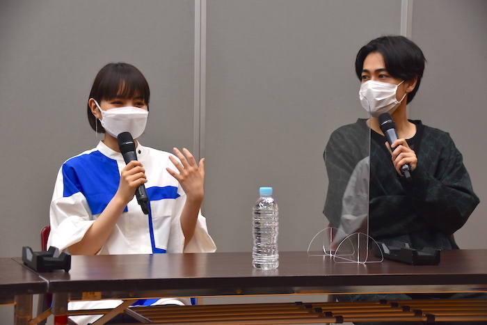 葵わかな、成田凌（左から）